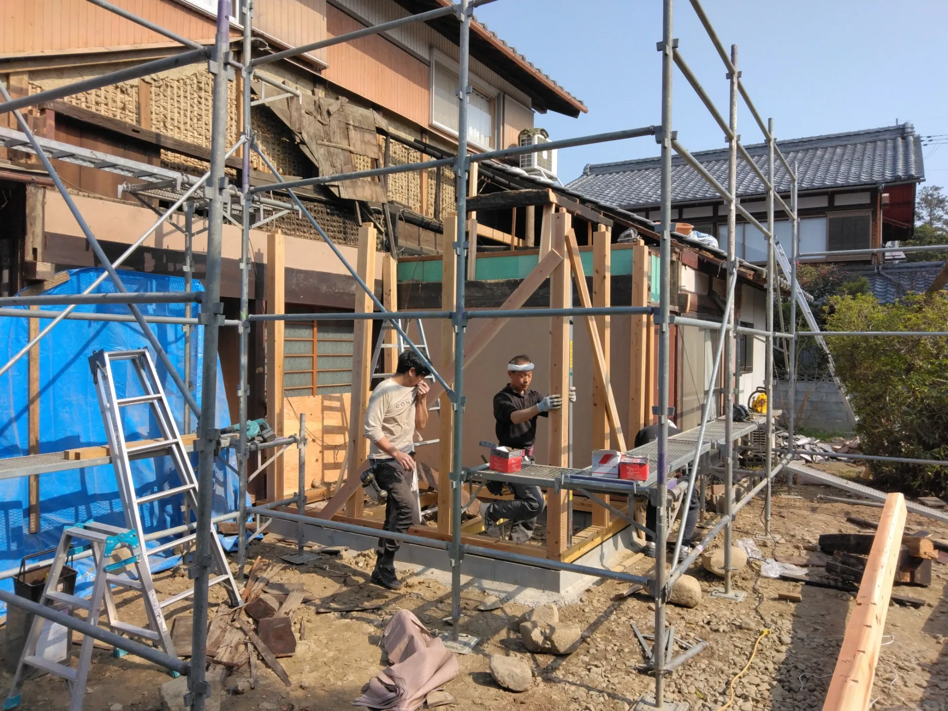 基礎、足場、大工、屋根・外壁、内装、電気工事を進めていきます。